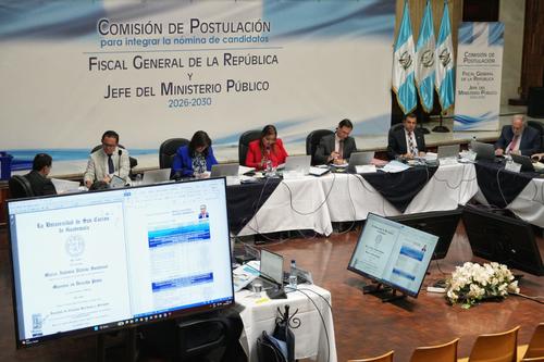 An&aacute;lisis de la documentaci&oacute;n del aspirante Marco Antonio Villeda, actual ministro de Gobernaci&oacute;n, quien opta a ser incluido en la terna para elegir Fiscal General. (Foto: Wilder L&oacute;pez/Soy502)