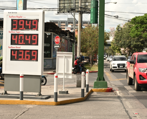Guatemaltecos han sufrido el incremento dr&aacute;stico en combustible desde algunas semanas. (Foto: Jos&eacute; Pos/Colaborador)