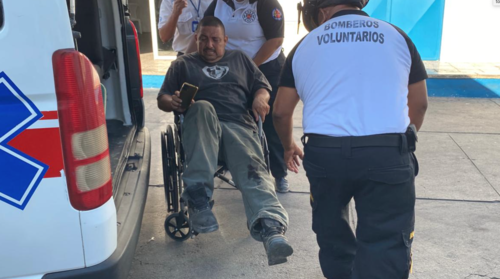 Bomberos Voluntarios auxiliaron al piloto tras el incidente registrado en la ruta al Atl&aacute;ntico. (Foto: Lorena Lorenty/Colaborador)