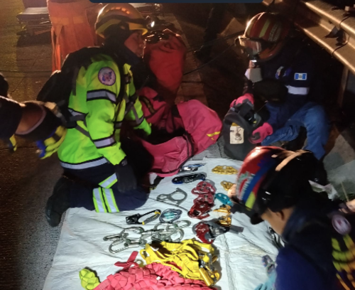 Los socorristas trabajaron desde las primeras horas de la madrugada para llevar a la superficie a las v&iacute;ctimas del accidente. (Foto: ASONBOMD)