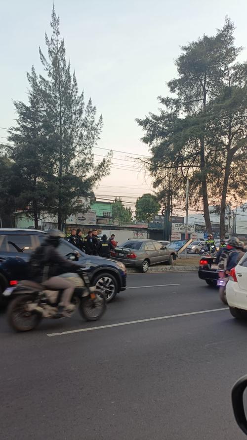 El veh&iacute;culo ha quedado sobre el arriate central. (Foto: Redes sociales)
