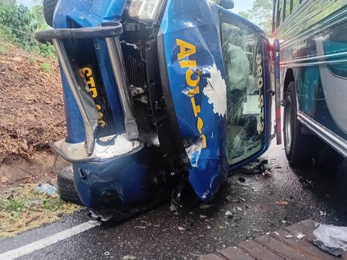 Un agente PNC result&oacute; herido tras el impacto. (Foto: Bomberos Voluntarios)