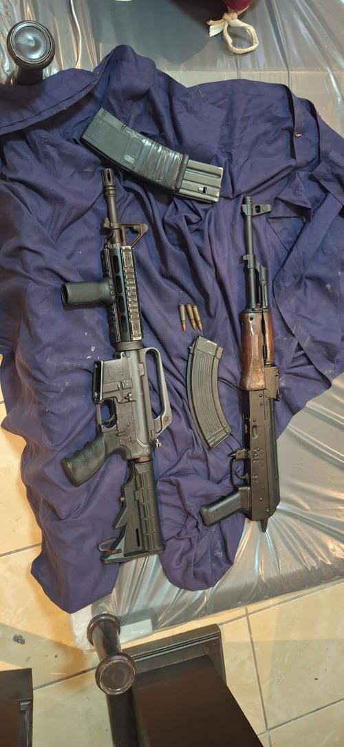 Fueron localizadas dos fusiles y un arma con municiones como parte de una investigaci&oacute;n que buscan frenar el almacenamiento ilegal de armas. (Foto: PNC)