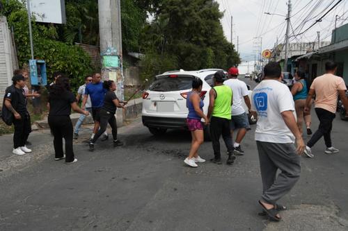 Vecinos reaccionan de forma violenta contra veh&iacute;culo para impedir el paso. (Foto: Wilder L&oacute;pez/Soy502)