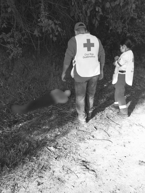 Se presume que fue atacado en otro lugar y abandonado a un costado de la carretera. (Foto: Nuestro Diario)