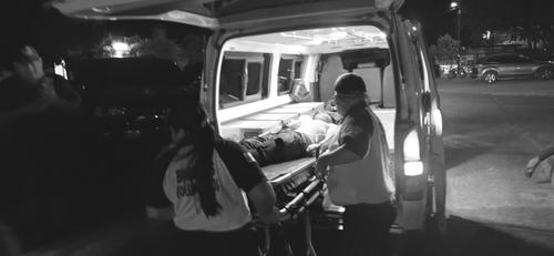 El joven fue traslado a un centro m&eacute;dico donde permanece en estado delicado. (Foto: Nehemias Gutierrez/Nuestro Diario)