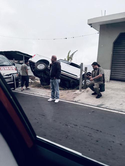 El picop qued&oacute; empotrado en una de las viviendas ubicadas a la orilla de la carretera. (Foto: Redes sociales)