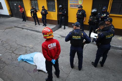 La mujer fue abandonada en medio de la v&iacute;a p&uacute;blica. (Foto: CMB)