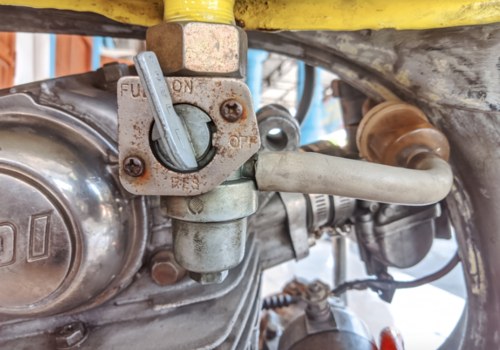 Cerrar la llave de paso de combustible es un buen h&aacute;bito cuando no usar&aacute;s tu motocicleta por varios d&iacute;as. (Foto ilustrativa: Shutterstock)