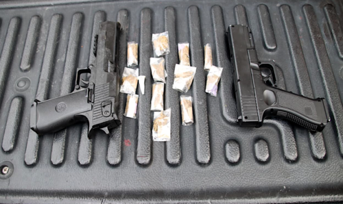 A los ahora detenidos se les incautaron dos replicas de arma de fuego que usaban para amenazar a las v&iacute;ctimas. (Foto: Jorge Sent&eacute;/Colaborador)