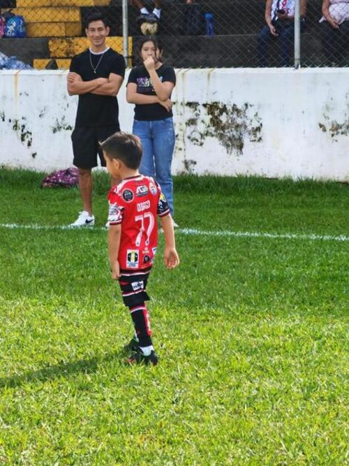 En el plano personal, Orozco reside en Coatepeque junto a su esposa y sus tres hijos; su legado contin&uacute;a a trav&eacute;s de su descendencia, a quienes entrena y apoya en la Academia Alba. (Foto: Rudy L&oacute;pez/Colaborador)