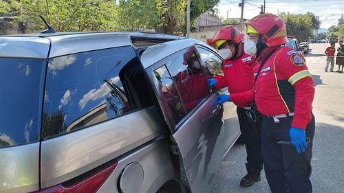 Los socorristas han indicado que el bulto podr&iacute;a ser un cad&aacute;ver envuelto en s&aacute;banas. (Foto: Bomberos Municipales)