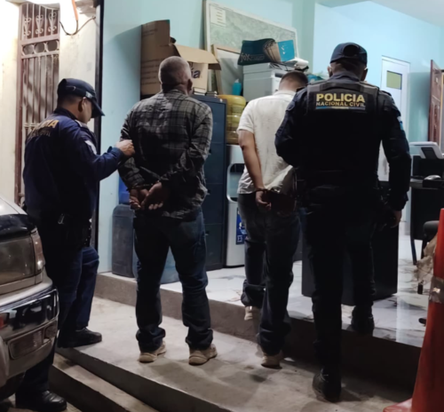 Los hombres fueron trasladados y puestos bajo resguardo mientras se define su situaci&oacute;n penal. (Foto: PNC)