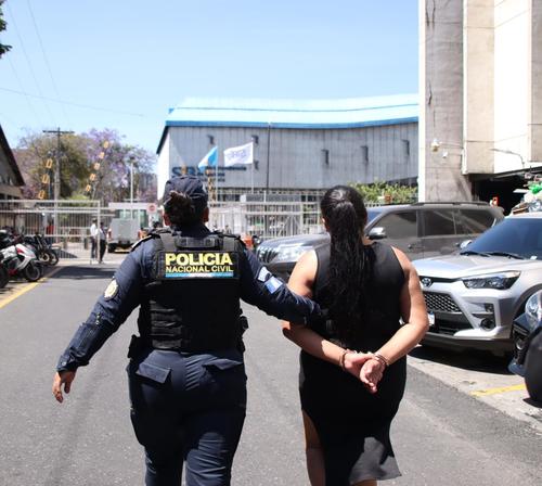 La mujer presuntamente ingresaba al centro para visitar a su esposo. (Foto: PNC)
