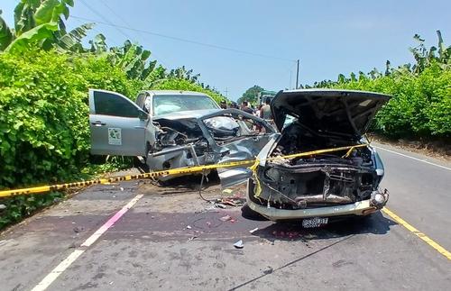 Los picops quedaron con serios da&ntilde;os materiales tras chocar de frente. (Foto: Manuel Peralta/Colaborador)