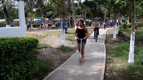 Muchos aprovechan la estad&iacute;a para dar paseos en bicicleta o los famosos motopatines. (Foto: Cortes&iacute;a Lizanca Alvizures