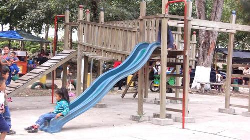 Para los m&aacute;s peque&ntilde;os se han instalado algunos juegos infantiles. (Foto: Cortes&iacute;a Lizanca Alvizures)