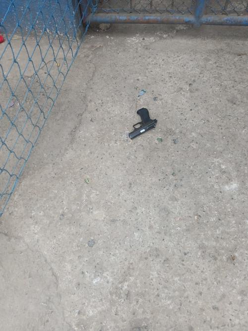 Un arma de fuego fue localizada tras el ataque armado. (Foto: PNC)