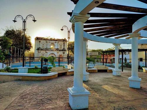 La Iglesia Vieja se ha convertido en un importante atractivo tur&iacute;stico de Chiquimula, por lo que decidieron construir un parque enfrente. (Foto: Descubre Oriente GT)