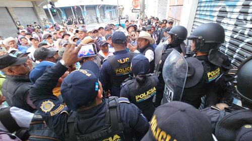 Veteranos y expatrulleros expresan a los agentes de seguridad que no permita la salida de nadie del Congreso. (Foto: Estuardo Paredes/colaborador)
