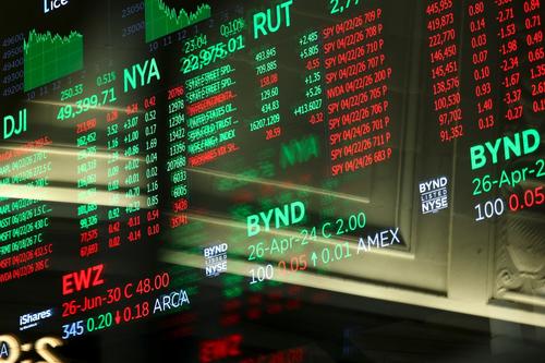 Un panel muestra los precios de las acciones en la Bolsa de Nueva York el 22 de abril de 2026. (Foto: AFP)