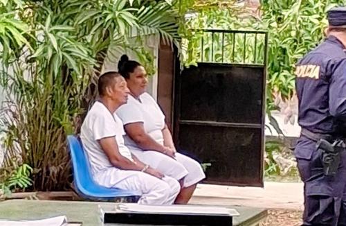 El "ap&oacute;stol" Santiago Zuniga y Lidia Maldonado fueron dejados de libertad tras presentarse a la audiencia. (Foto: Canal 58 El Salvador)