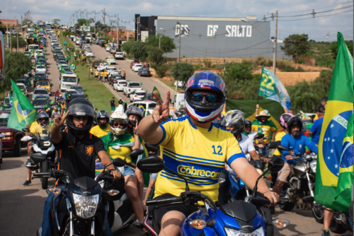 Una caravana de motos se pasea por Sao Paulo, Brasil, luciendo los colores de su pa&iacute;s. (Foto: Shutterstock)