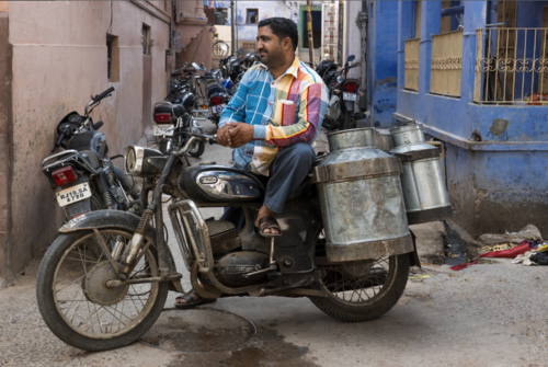 Un peque&ntilde;o comerciante en Rajasthan, India, utiliza su moto para repartir su producto. (Foto: Shutterstock)