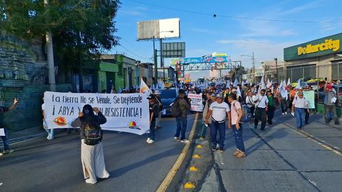 Desde las primeras horas se reunieron en distintos puntos de la ciudad y ya se dirigen a la zona 1. (Foto: Redes Sociales)