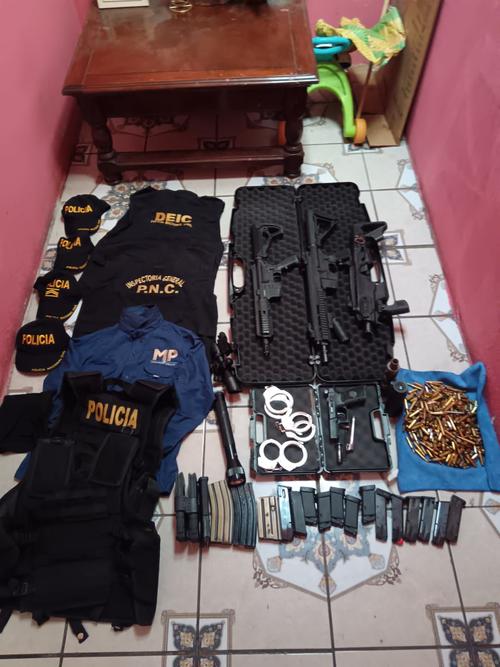 Arsenal y vestimenta con insignias de la PNC y del MP fueron incautados. (Foto: MP)