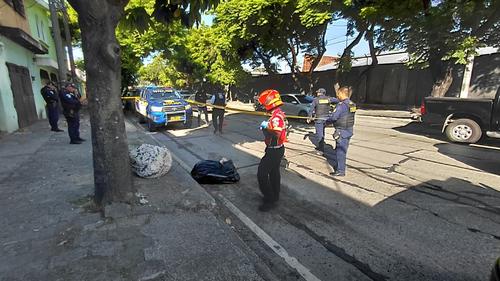 Dos cuerpos se encontraban envueltos en s&aacute;banas en plena v&iacute;a p&uacute;blica. (Foto: Bomberos Municipales)