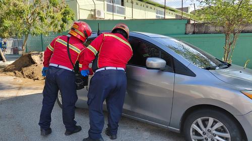 Una de las v&iacute;ctimas fue hallada dentro de una camioneta gris. (Foto: Bomberos Municipales)