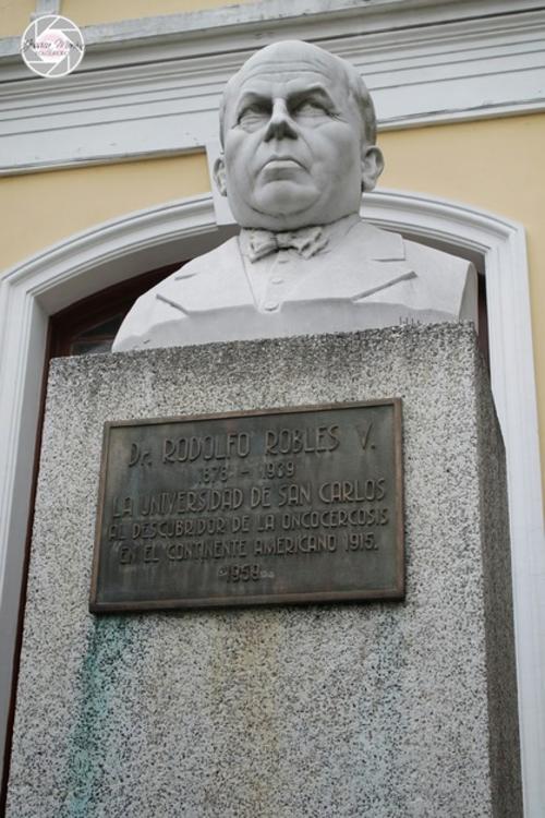 El busto de Rodolfo Robles se encuentra junto al Paraninfo Universitario en la Ciudad de Guatemala. (Foto: Erick Colop/Colaborador)