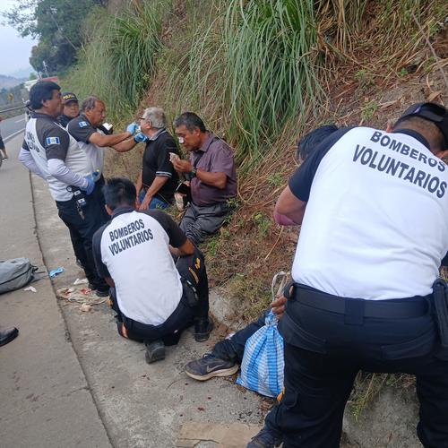 Los socorristas atendieron y trasladaron a las v&iacute;ctimas al Hospital Nacional de Tecp&aacute;n. (Foto: Bomberos Voluntarios)