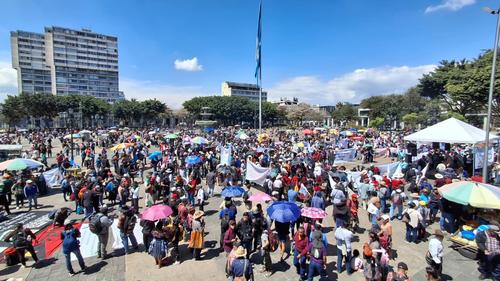 Durante la marcha los protestantes se mantuvieron algunos minutos frente a la Corte Suprema de Justicia y frente al Congreso de la Rep&uacute;blica. (Foto: Wilder L&oacute;pez/Soy502)