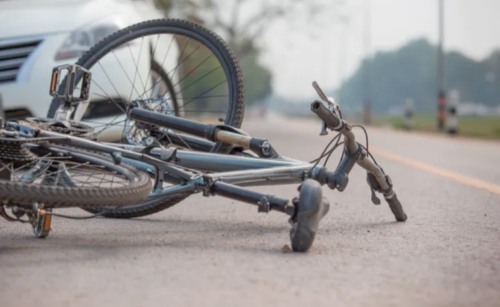 Una camioneta impact&oacute; la bicicleta del guatemalteco, lo que hizo que saliera expulsado. (Foto: Trevino Law Firm)