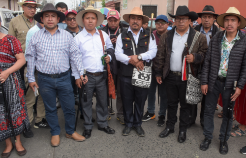 Autoridades de los 48 Cantones de Totonicap&aacute;n encabezan la movilizaci&oacute;n en la capital; en la imagen aparecen los exl&iacute;deres Luis Pacheco y H&eacute;ctor Chacl&aacute;n, hoy detenidos. (Foto archivo: Estuardo Paredes/Colaborador)
