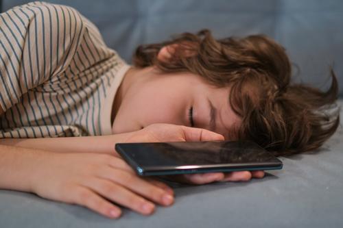 Evita las pantallas de celular antes de que vayan a dormir. (Foto: Shutterstock)