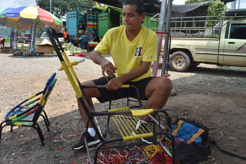 Gu&iacute;a de sillas artesanales de Douglas Rodas en El Jard&iacute;n, Zona 2. (Foto: Rudy L&oacute;pez/Colaborador).
