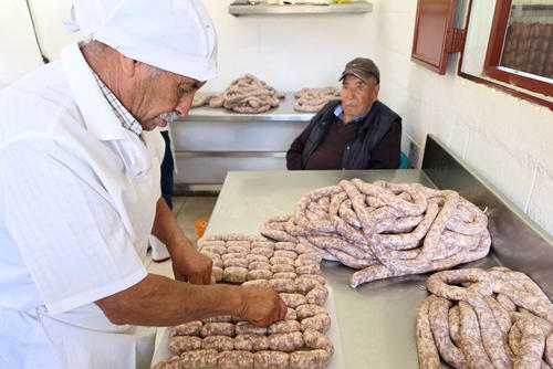 A pesar de su edad, don Eladio Higueros (don Layo) se mantiene activo velando por el control de calidad de los productos. (Foto: Julio Bala/Colaborador)