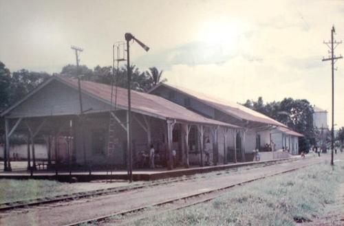 En los a&ntilde;os ochenta as&iacute; luc&iacute;an las v&iacute;as f&eacute;rreas y la estaci&oacute;n. (Foto: Archivo)