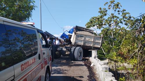 El veh&iacute;culo colision&oacute; contra la estructura de un puente.  (Foto: Conred)