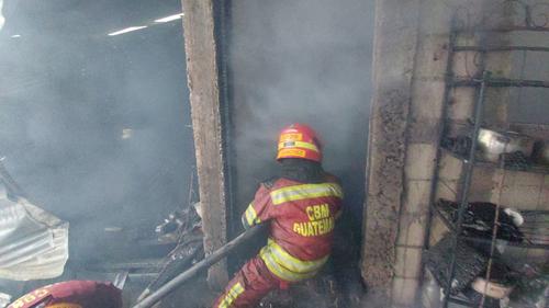 Socorristas trabajaron en conjunto para sofocar las llamas. (Foto: Bomberos Municipales)