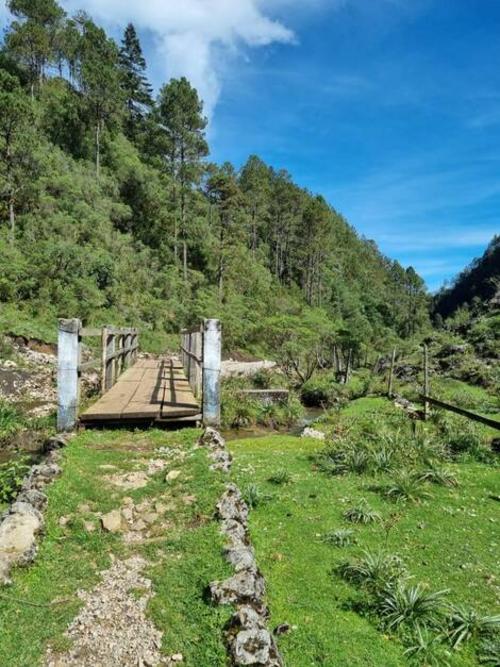 Se camina cerca de diez minutos por senderos naturales para llegar a la laguna Magdalena en Chancol, Chiantla. (Foto: Jos&eacute; G&oacute;mez/Colaborador)
