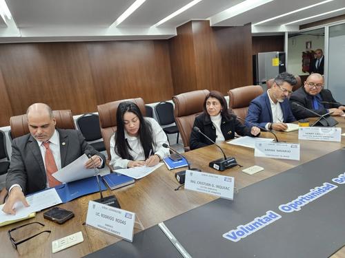El viceministro Rodas, asegur&oacute; ante diputados que el proceso de licencia ambiental del Aerometro se ha desarrollado conforme a criterios t&eacute;cnicos y al marco legal vigente. (Foto: Bancada VOS) 