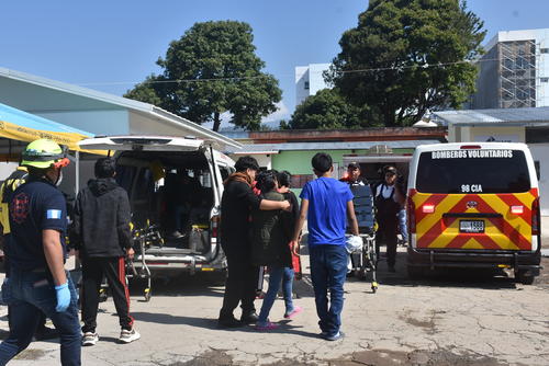 Los estudiantes afectados recibieron atenci&oacute;n m&eacute;dica. (Foto: Pedro Sicajau/Nuestro Diario)