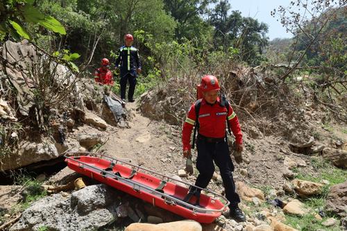 Socorristas han descendido al barranco para el rescate del cuerpo. (Foto: Bomberos Municipales)