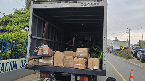 El cami&oacute;n transportaba repuestos de motocicleta, aparentemente robados. (Foto: PNC)