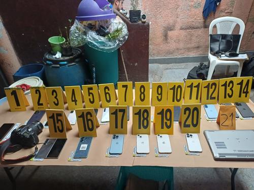 En el lugar se localizaron distintos dispositivos m&oacute;viles. (Foto: MP)