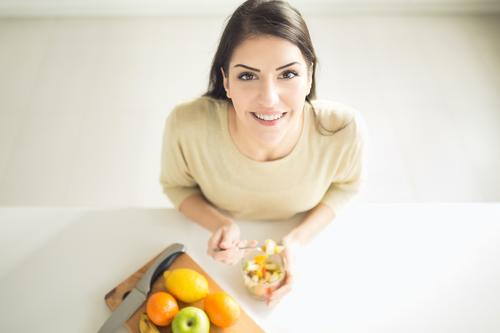 Suma frutas y vegetales a tu dieta, y evita los excesos de az&uacute;car. (Foto: Shutterstock)